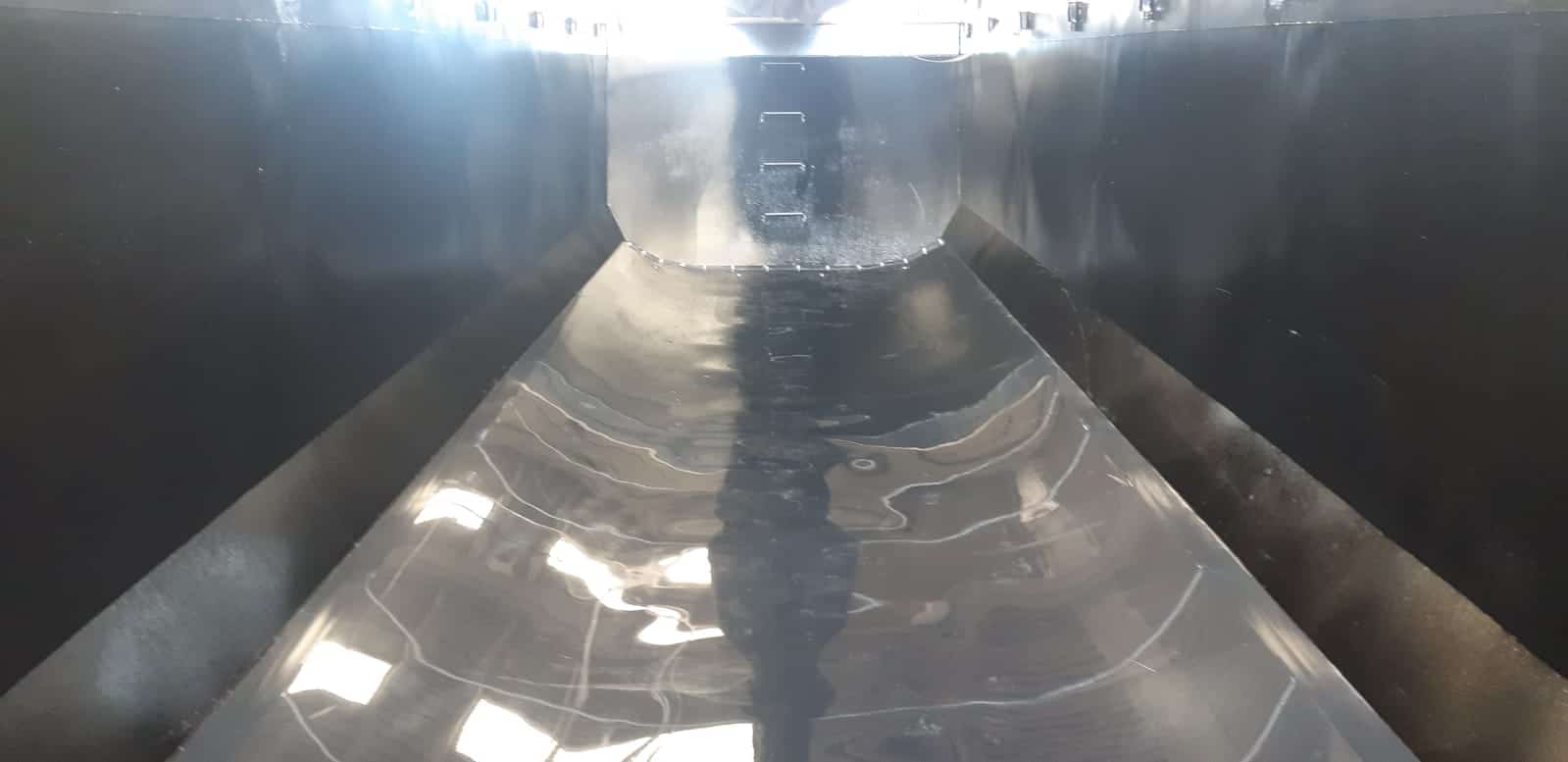 Manta instalada sobre o assoalho de uma caçamba basculante