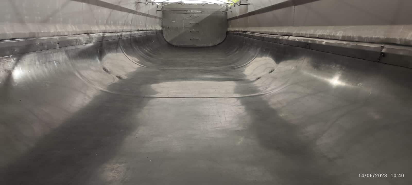 Manta para caçamba instalada subindo pelas laterais com chapas de fixação